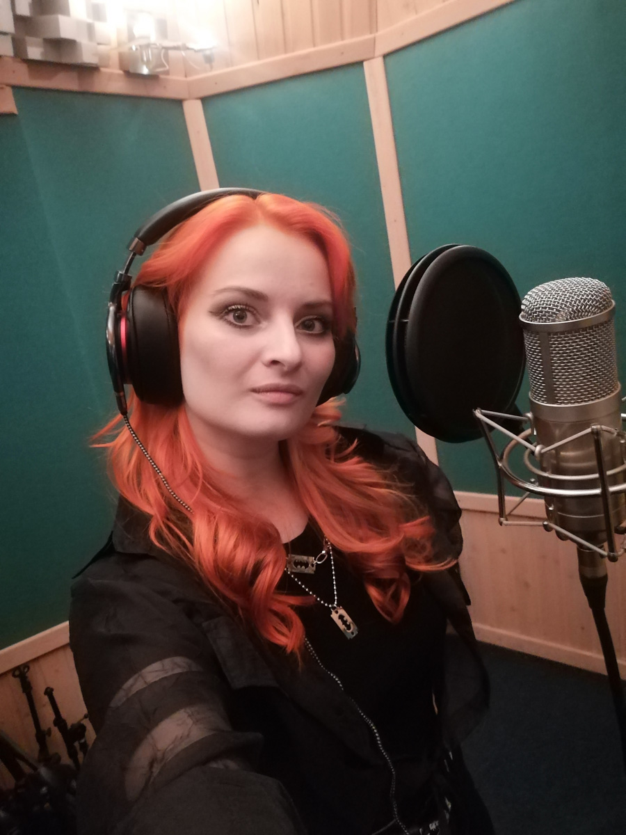 Юлия Покачалова приняла участие в записи альбома Андрея Князева, одного из основателей легенды русского панк-рока, группы «Король и Шут». Как ей удалось стать голосом женских партий в новых творениях известного музыканта? Об этом мы спросили у самой исполнительницы.