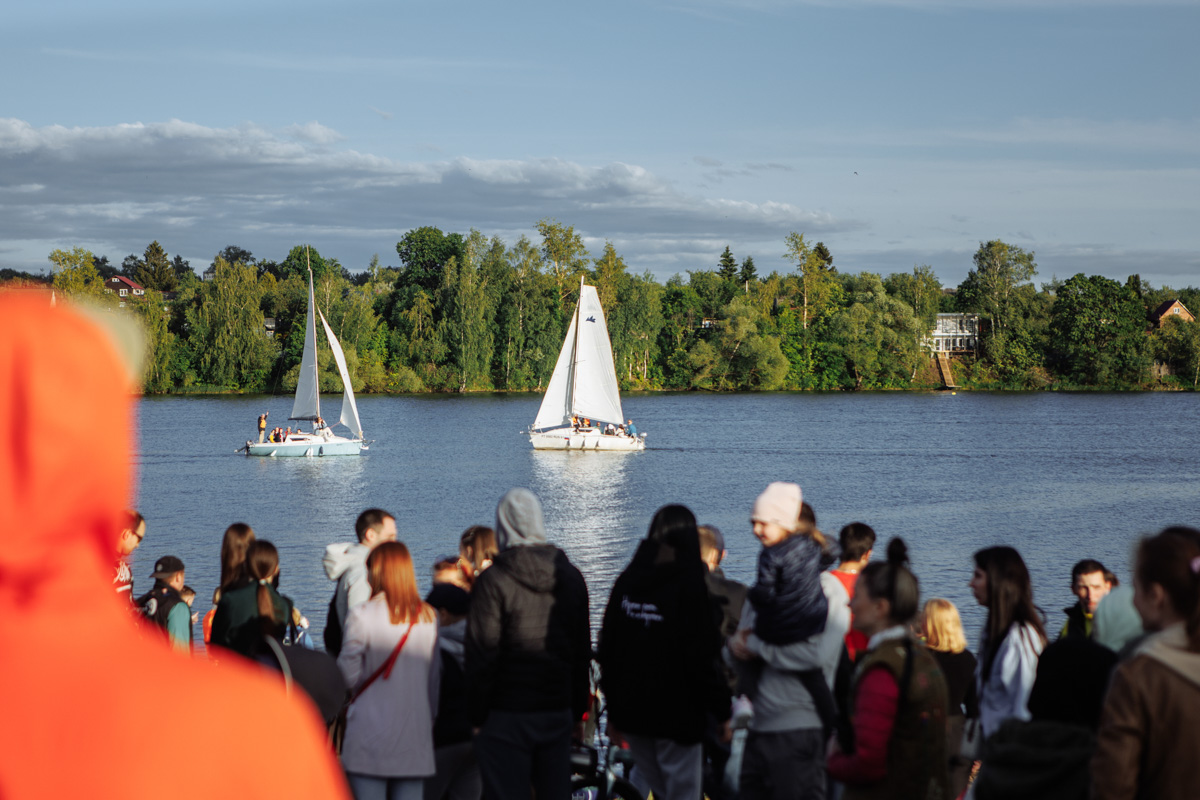 Только представьте себе: погожий летний день, пляж, вода, а на ней... парусники! А еще байдарки и сапы. Тем временем на берегу играют диджеи, вперемешку носятся дети и собаки, а взрослые чинно и не спеша устанавливают палатки или с интересом наблюдают за происходящим на водной глади. Именно таким — ярким, праздничным и одновременно по-домашнему уютным — предстал перед нами первый фестиваль водного спортивного отдыха «Параллель 56».