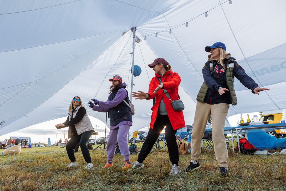 Только представьте себе: погожий летний день, пляж, вода, а на ней... парусники! А еще байдарки и сапы. Тем временем на берегу играют диджеи, вперемешку носятся дети и собаки, а взрослые чинно и не спеша устанавливают палатки или с интересом наблюдают за происходящим на водной глади. Именно таким — ярким, праздничным и одновременно по-домашнему уютным — предстал перед нами первый фестиваль водного спортивного отдыха «Параллель 56».