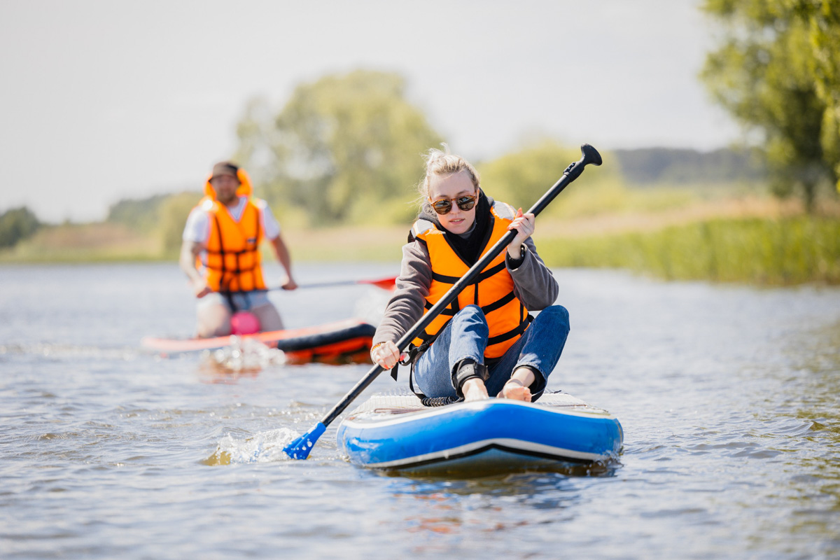 Только представьте себе: погожий летний день, пляж, вода, а на ней... парусники! А еще байдарки и сапы. Тем временем на берегу играют диджеи, вперемешку носятся дети и собаки, а взрослые чинно и не спеша устанавливают палатки или с интересом наблюдают за происходящим на водной глади. Именно таким — ярким, праздничным и одновременно по-домашнему уютным — предстал перед нами первый фестиваль водного спортивного отдыха «Параллель 56».