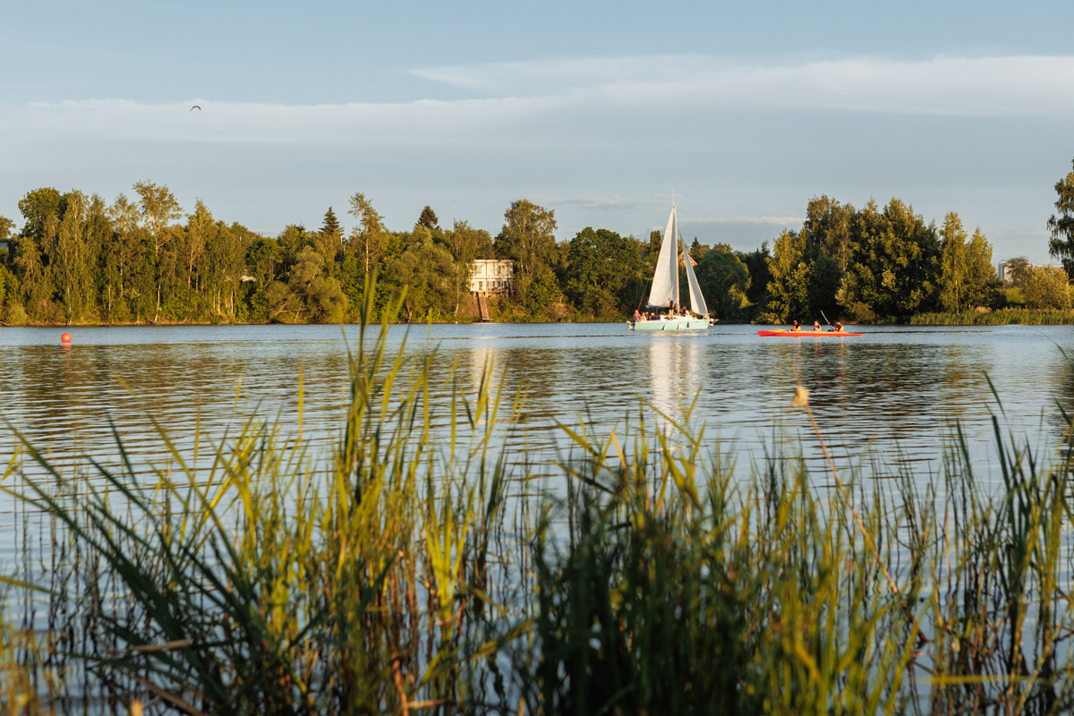 Только представьте себе: погожий летний день, пляж, вода, а на ней... парусники! А еще байдарки и сапы. Тем временем на берегу играют диджеи, вперемешку носятся дети и собаки, а взрослые чинно и не спеша устанавливают палатки или с интересом наблюдают за происходящим на водной глади. Именно таким — ярким, праздничным и одновременно по-домашнему уютным — предстал перед нами первый фестиваль водного спортивного отдыха «Параллель 56».