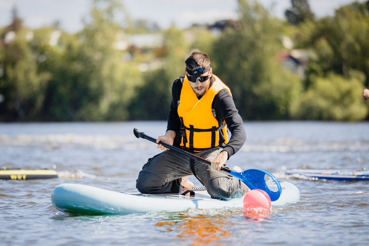 Только представьте себе: погожий летний день, пляж, вода, а на ней... парусники! А еще байдарки и сапы. Тем временем на берегу играют диджеи, вперемешку носятся дети и собаки, а взрослые чинно и не спеша устанавливают палатки или с интересом наблюдают за происходящим на водной глади. Именно таким — ярким, праздничным и одновременно по-домашнему уютным — предстал перед нами первый фестиваль водного спортивного отдыха «Параллель 56».