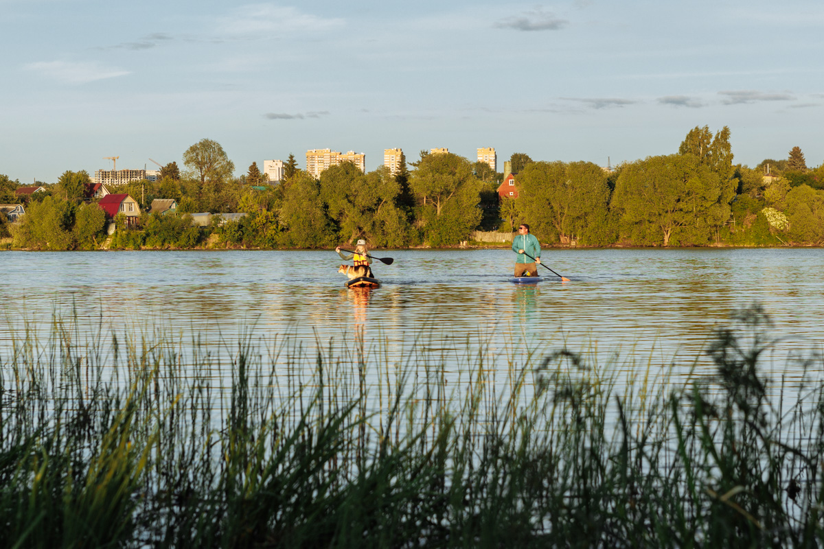 Только представьте себе: погожий летний день, пляж, вода, а на ней... парусники! А еще байдарки и сапы. Тем временем на берегу играют диджеи, вперемешку носятся дети и собаки, а взрослые чинно и не спеша устанавливают палатки или с интересом наблюдают за происходящим на водной глади. Именно таким — ярким, праздничным и одновременно по-домашнему уютным — предстал перед нами первый фестиваль водного спортивного отдыха «Параллель 56».