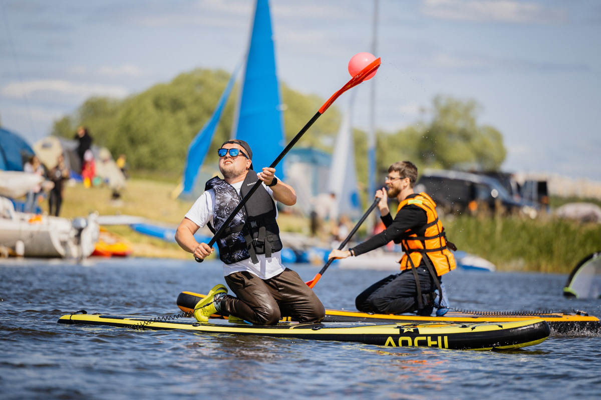 Только представьте себе: погожий летний день, пляж, вода, а на ней... парусники! А еще байдарки и сапы. Тем временем на берегу играют диджеи, вперемешку носятся дети и собаки, а взрослые чинно и не спеша устанавливают палатки или с интересом наблюдают за происходящим на водной глади. Именно таким — ярким, праздничным и одновременно по-домашнему уютным — предстал перед нами первый фестиваль водного спортивного отдыха «Параллель 56».