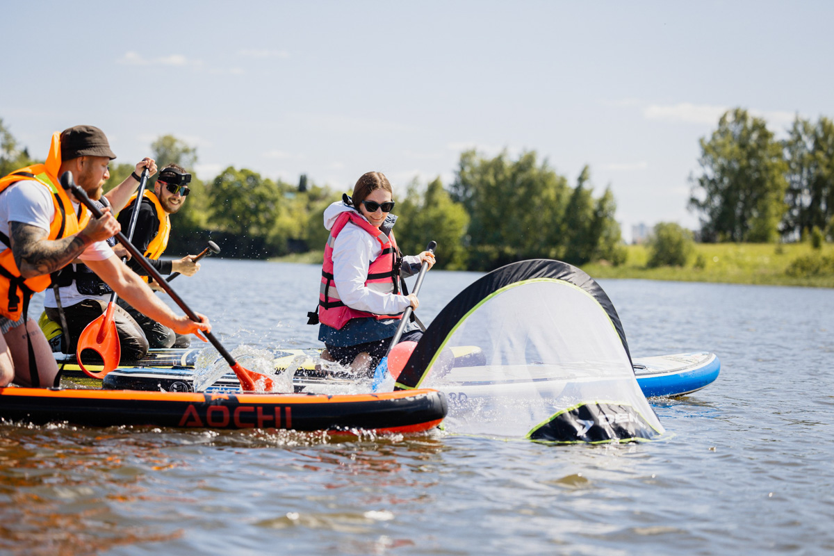 Только представьте себе: погожий летний день, пляж, вода, а на ней... парусники! А еще байдарки и сапы. Тем временем на берегу играют диджеи, вперемешку носятся дети и собаки, а взрослые чинно и не спеша устанавливают палатки или с интересом наблюдают за происходящим на водной глади. Именно таким — ярким, праздничным и одновременно по-домашнему уютным — предстал перед нами первый фестиваль водного спортивного отдыха «Параллель 56».