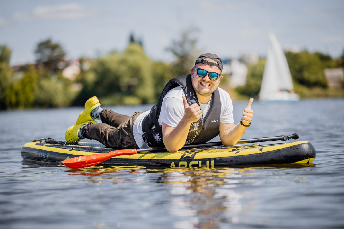 Только представьте себе: погожий летний день, пляж, вода, а на ней... парусники! А еще байдарки и сапы. Тем временем на берегу играют диджеи, вперемешку носятся дети и собаки, а взрослые чинно и не спеша устанавливают палатки или с интересом наблюдают за происходящим на водной глади. Именно таким — ярким, праздничным и одновременно по-домашнему уютным — предстал перед нами первый фестиваль водного спортивного отдыха «Параллель 56».