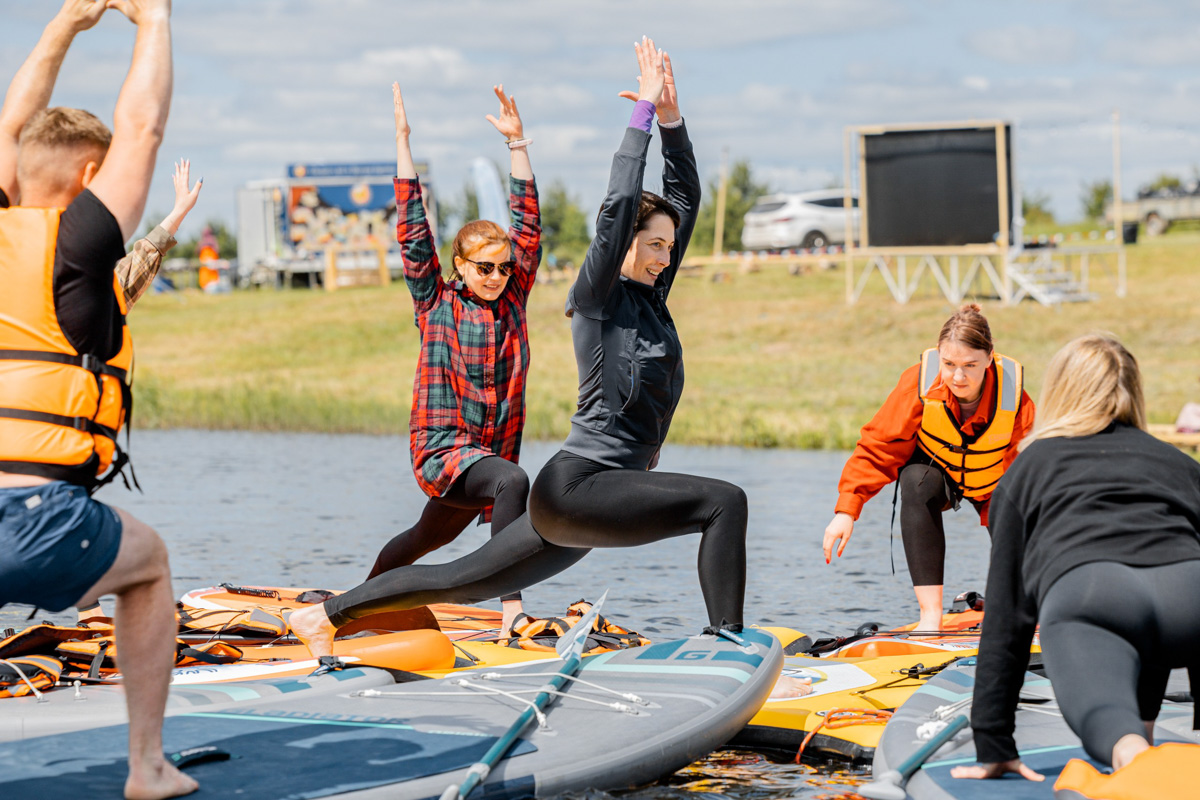 Только представьте себе: погожий летний день, пляж, вода, а на ней... парусники! А еще байдарки и сапы. Тем временем на берегу играют диджеи, вперемешку носятся дети и собаки, а взрослые чинно и не спеша устанавливают палатки или с интересом наблюдают за происходящим на водной глади. Именно таким — ярким, праздничным и одновременно по-домашнему уютным — предстал перед нами первый фестиваль водного спортивного отдыха «Параллель 56».
