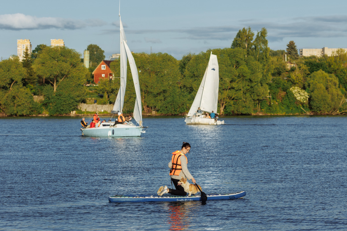 Только представьте себе: погожий летний день, пляж, вода, а на ней... парусники! А еще байдарки и сапы. Тем временем на берегу играют диджеи, вперемешку носятся дети и собаки, а взрослые чинно и не спеша устанавливают палатки или с интересом наблюдают за происходящим на водной глади. Именно таким — ярким, праздничным и одновременно по-домашнему уютным — предстал перед нами первый фестиваль водного спортивного отдыха «Параллель 56».