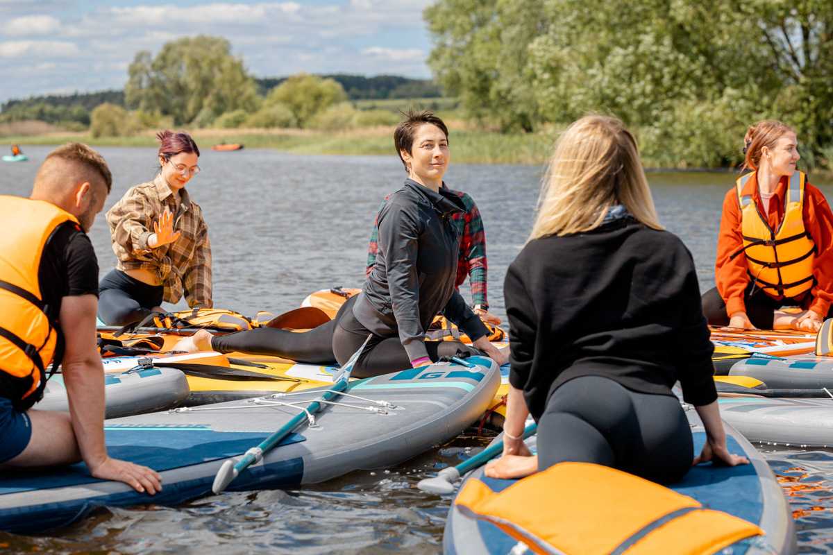 Только представьте себе: погожий летний день, пляж, вода, а на ней... парусники! А еще байдарки и сапы. Тем временем на берегу играют диджеи, вперемешку носятся дети и собаки, а взрослые чинно и не спеша устанавливают палатки или с интересом наблюдают за происходящим на водной глади. Именно таким — ярким, праздничным и одновременно по-домашнему уютным — предстал перед нами первый фестиваль водного спортивного отдыха «Параллель 56».