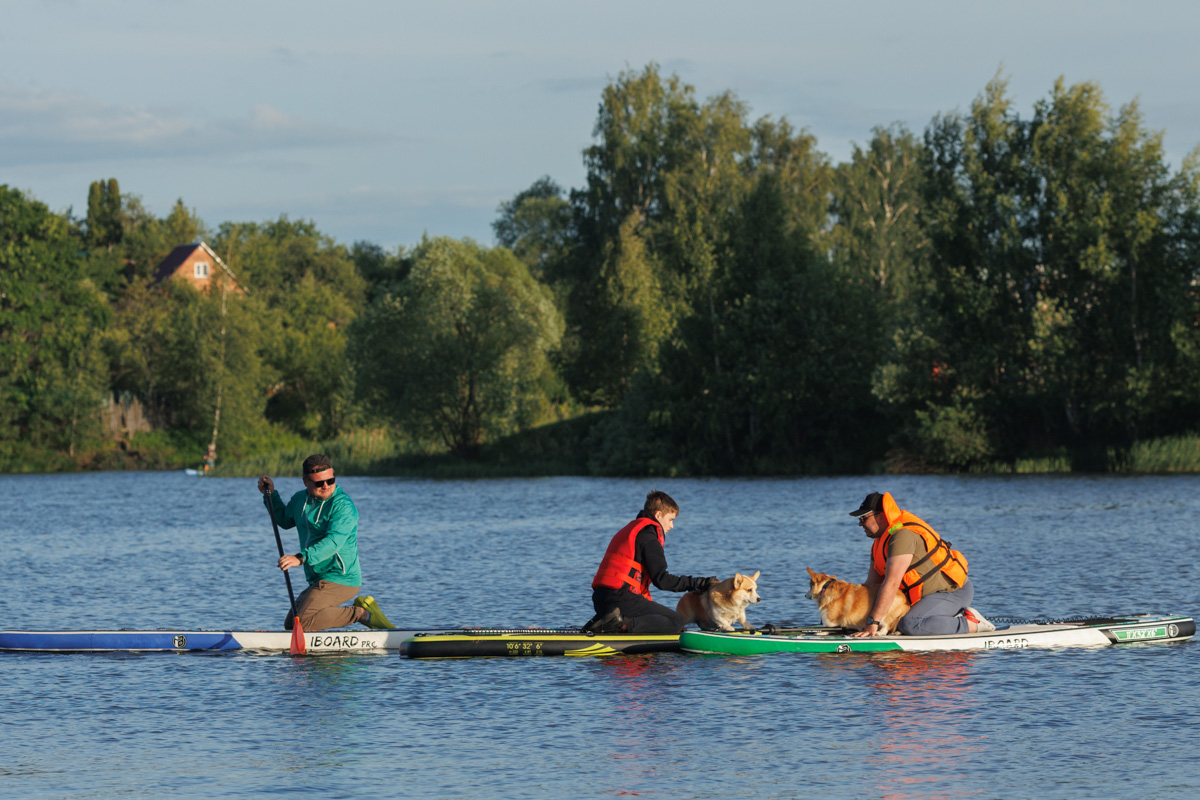 Только представьте себе: погожий летний день, пляж, вода, а на ней... парусники! А еще байдарки и сапы. Тем временем на берегу играют диджеи, вперемешку носятся дети и собаки, а взрослые чинно и не спеша устанавливают палатки или с интересом наблюдают за происходящим на водной глади. Именно таким — ярким, праздничным и одновременно по-домашнему уютным — предстал перед нами первый фестиваль водного спортивного отдыха «Параллель 56».