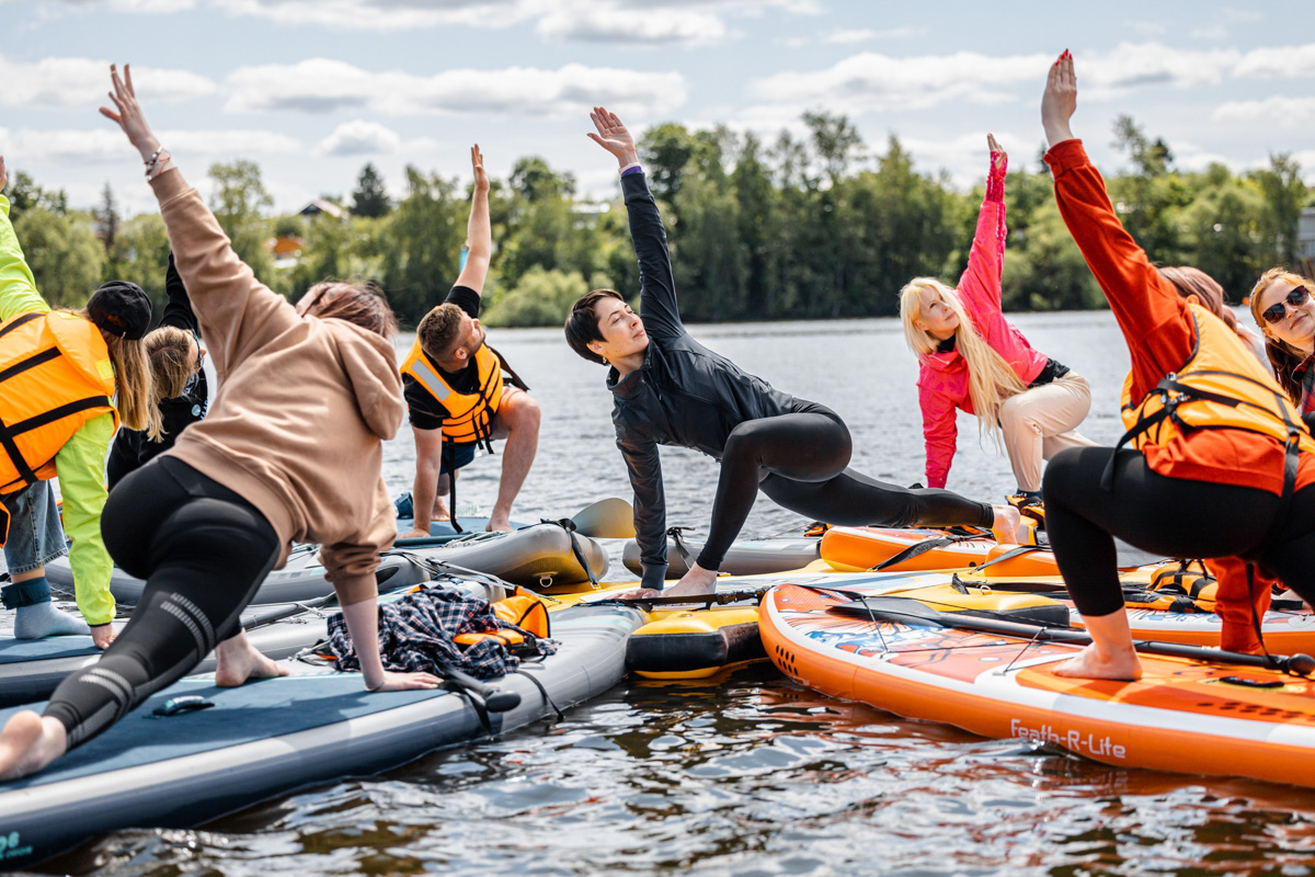 Только представьте себе: погожий летний день, пляж, вода, а на ней... парусники! А еще байдарки и сапы. Тем временем на берегу играют диджеи, вперемешку носятся дети и собаки, а взрослые чинно и не спеша устанавливают палатки или с интересом наблюдают за происходящим на водной глади. Именно таким — ярким, праздничным и одновременно по-домашнему уютным — предстал перед нами первый фестиваль водного спортивного отдыха «Параллель 56».