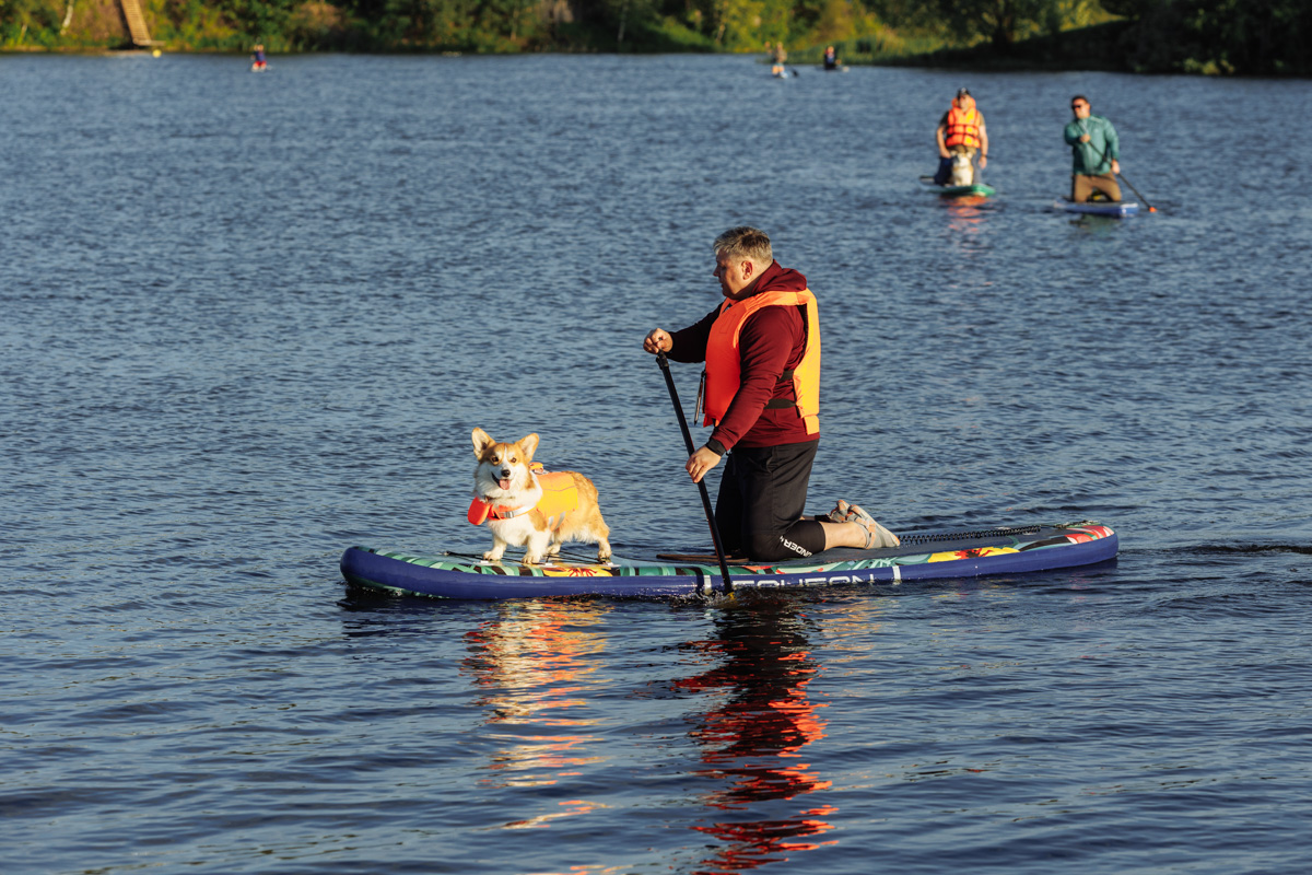 Только представьте себе: погожий летний день, пляж, вода, а на ней... парусники! А еще байдарки и сапы. Тем временем на берегу играют диджеи, вперемешку носятся дети и собаки, а взрослые чинно и не спеша устанавливают палатки или с интересом наблюдают за происходящим на водной глади. Именно таким — ярким, праздничным и одновременно по-домашнему уютным — предстал перед нами первый фестиваль водного спортивного отдыха «Параллель 56».