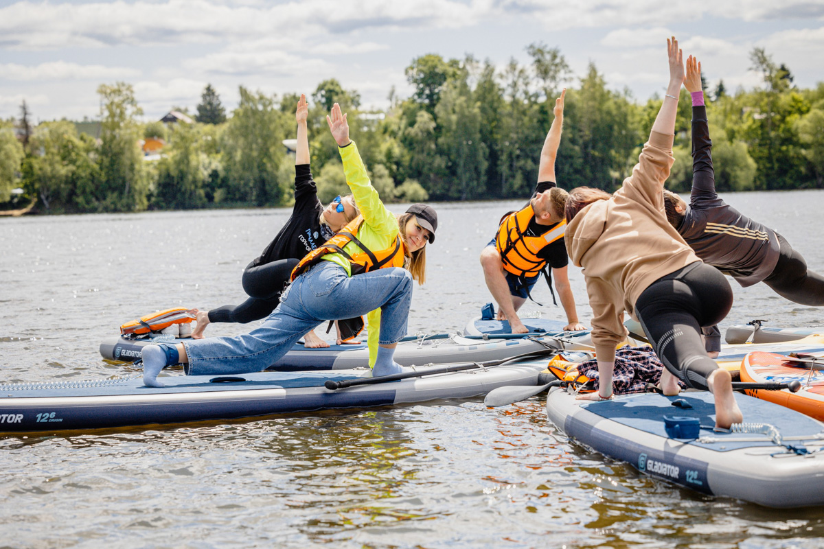 Только представьте себе: погожий летний день, пляж, вода, а на ней... парусники! А еще байдарки и сапы. Тем временем на берегу играют диджеи, вперемешку носятся дети и собаки, а взрослые чинно и не спеша устанавливают палатки или с интересом наблюдают за происходящим на водной глади. Именно таким — ярким, праздничным и одновременно по-домашнему уютным — предстал перед нами первый фестиваль водного спортивного отдыха «Параллель 56».