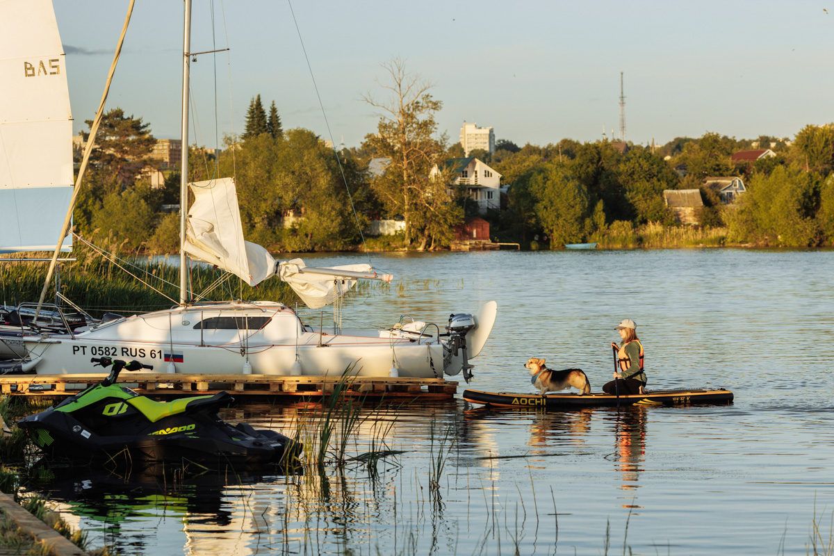 Только представьте себе: погожий летний день, пляж, вода, а на ней... парусники! А еще байдарки и сапы. Тем временем на берегу играют диджеи, вперемешку носятся дети и собаки, а взрослые чинно и не спеша устанавливают палатки или с интересом наблюдают за происходящим на водной глади. Именно таким — ярким, праздничным и одновременно по-домашнему уютным — предстал перед нами первый фестиваль водного спортивного отдыха «Параллель 56».