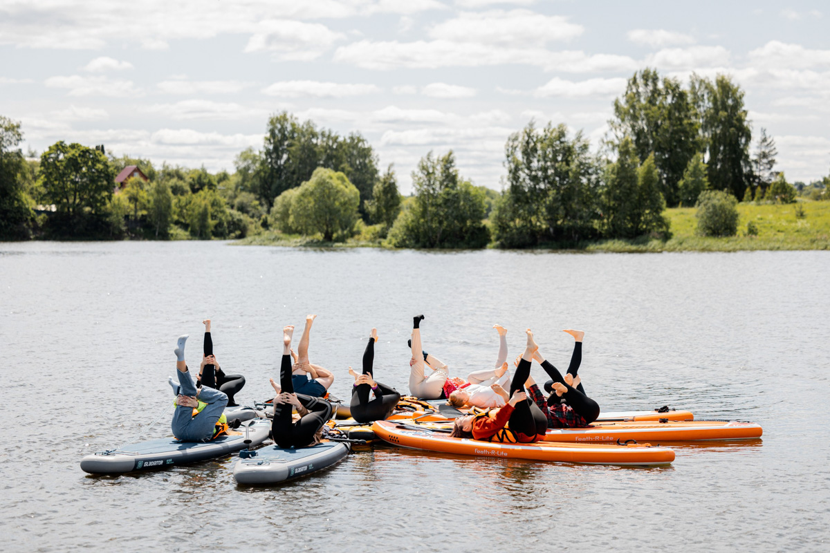 Только представьте себе: погожий летний день, пляж, вода, а на ней... парусники! А еще байдарки и сапы. Тем временем на берегу играют диджеи, вперемешку носятся дети и собаки, а взрослые чинно и не спеша устанавливают палатки или с интересом наблюдают за происходящим на водной глади. Именно таким — ярким, праздничным и одновременно по-домашнему уютным — предстал перед нами первый фестиваль водного спортивного отдыха «Параллель 56».