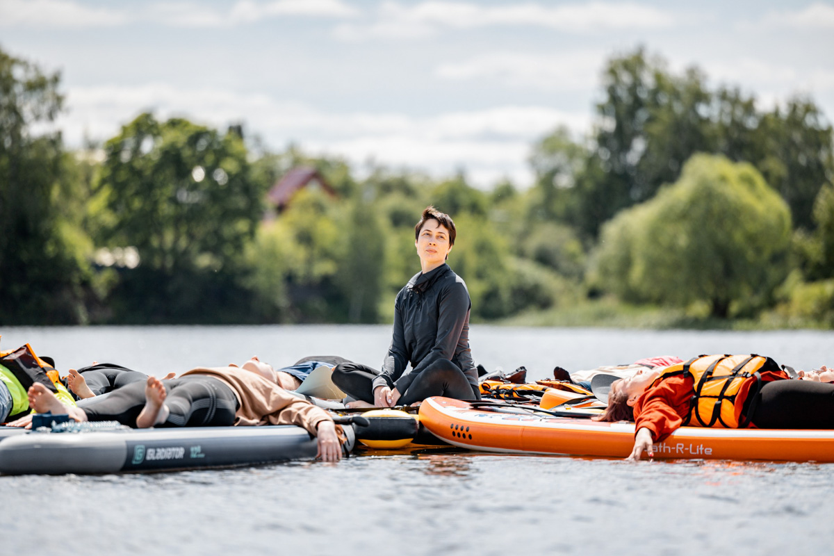 Только представьте себе: погожий летний день, пляж, вода, а на ней... парусники! А еще байдарки и сапы. Тем временем на берегу играют диджеи, вперемешку носятся дети и собаки, а взрослые чинно и не спеша устанавливают палатки или с интересом наблюдают за происходящим на водной глади. Именно таким — ярким, праздничным и одновременно по-домашнему уютным — предстал перед нами первый фестиваль водного спортивного отдыха «Параллель 56».