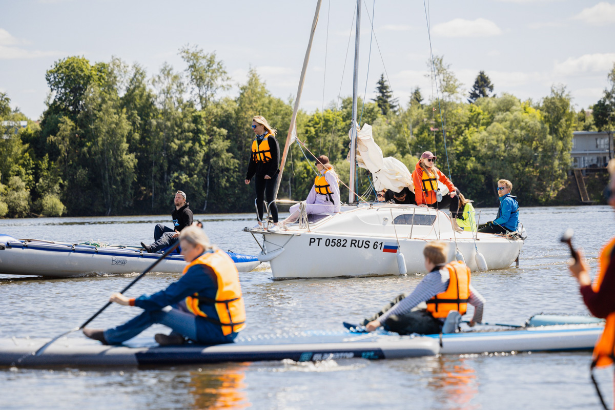 Только представьте себе: погожий летний день, пляж, вода, а на ней... парусники! А еще байдарки и сапы. Тем временем на берегу играют диджеи, вперемешку носятся дети и собаки, а взрослые чинно и не спеша устанавливают палатки или с интересом наблюдают за происходящим на водной глади. Именно таким — ярким, праздничным и одновременно по-домашнему уютным — предстал перед нами первый фестиваль водного спортивного отдыха «Параллель 56».