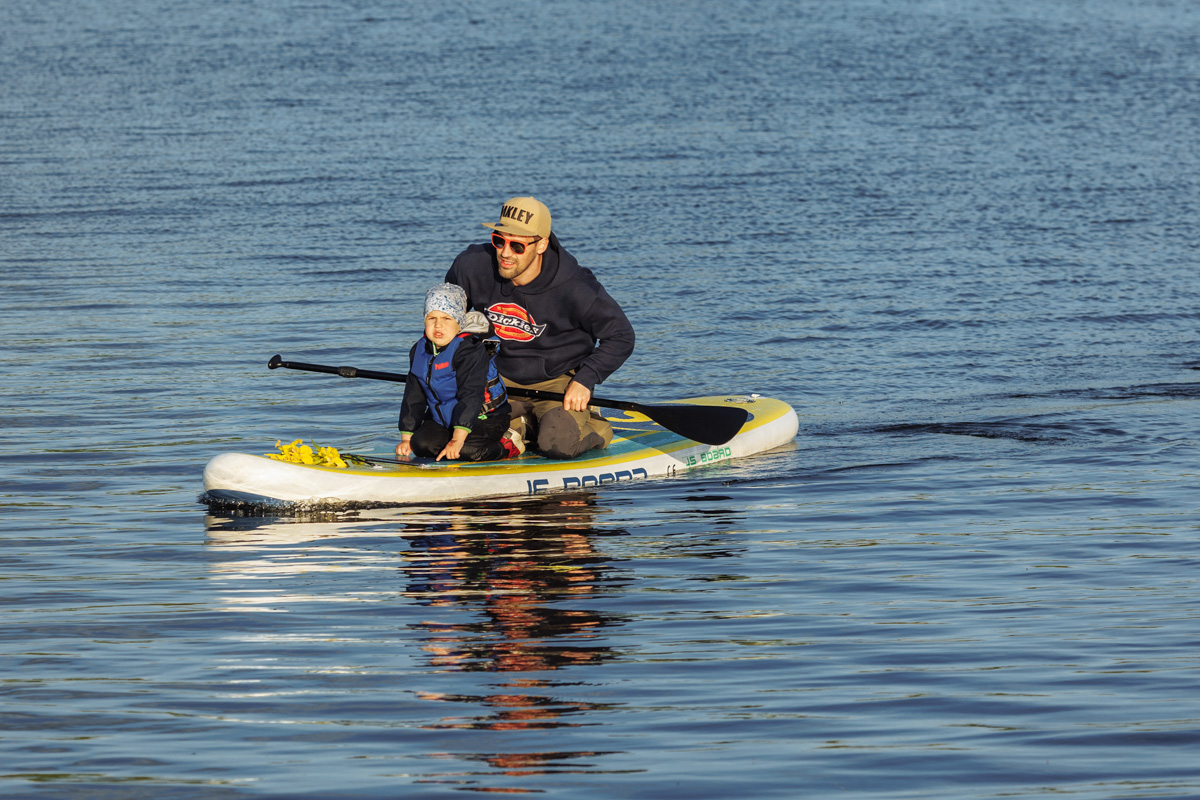 Только представьте себе: погожий летний день, пляж, вода, а на ней... парусники! А еще байдарки и сапы. Тем временем на берегу играют диджеи, вперемешку носятся дети и собаки, а взрослые чинно и не спеша устанавливают палатки или с интересом наблюдают за происходящим на водной глади. Именно таким — ярким, праздничным и одновременно по-домашнему уютным — предстал перед нами первый фестиваль водного спортивного отдыха «Параллель 56».