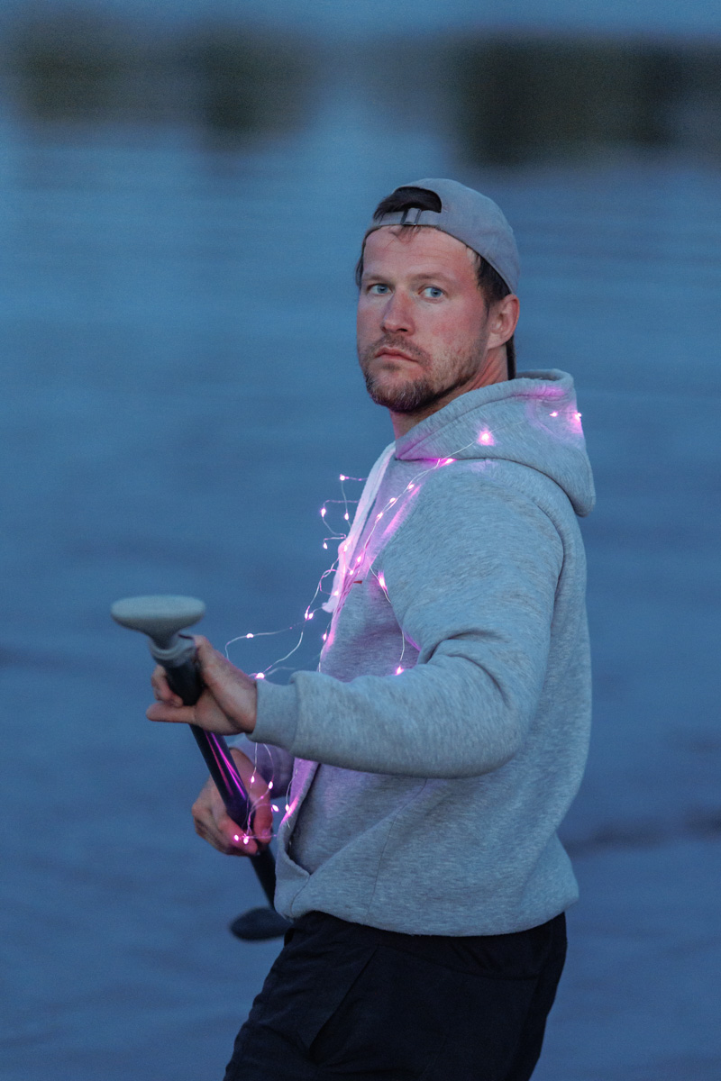 Только представьте себе: погожий летний день, пляж, вода, а на ней... парусники! А еще байдарки и сапы. Тем временем на берегу играют диджеи, вперемешку носятся дети и собаки, а взрослые чинно и не спеша устанавливают палатки или с интересом наблюдают за происходящим на водной глади. Именно таким — ярким, праздничным и одновременно по-домашнему уютным — предстал перед нами первый фестиваль водного спортивного отдыха «Параллель 56».