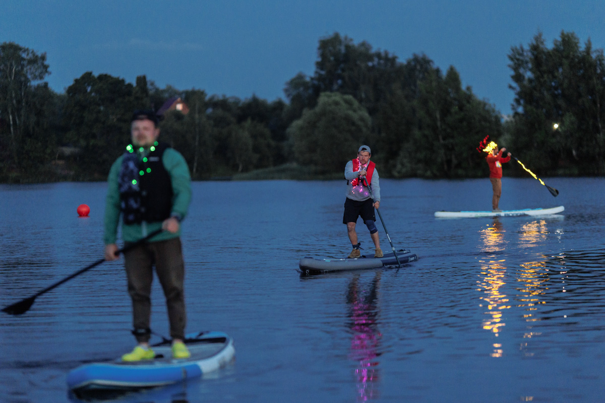 Только представьте себе: погожий летний день, пляж, вода, а на ней... парусники! А еще байдарки и сапы. Тем временем на берегу играют диджеи, вперемешку носятся дети и собаки, а взрослые чинно и не спеша устанавливают палатки или с интересом наблюдают за происходящим на водной глади. Именно таким — ярким, праздничным и одновременно по-домашнему уютным — предстал перед нами первый фестиваль водного спортивного отдыха «Параллель 56».