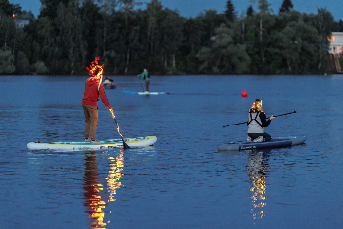 Только представьте себе: погожий летний день, пляж, вода, а на ней... парусники! А еще байдарки и сапы. Тем временем на берегу играют диджеи, вперемешку носятся дети и собаки, а взрослые чинно и не спеша устанавливают палатки или с интересом наблюдают за происходящим на водной глади. Именно таким — ярким, праздничным и одновременно по-домашнему уютным — предстал перед нами первый фестиваль водного спортивного отдыха «Параллель 56».