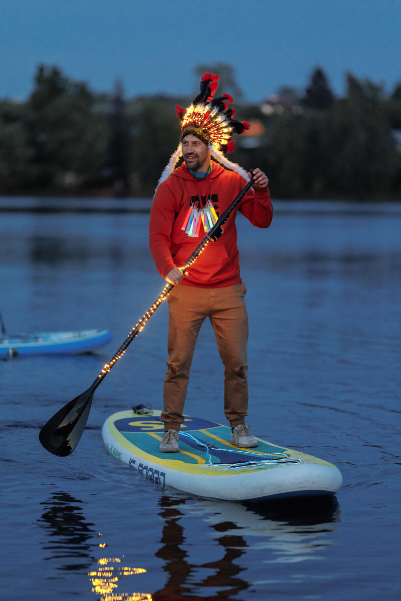 Только представьте себе: погожий летний день, пляж, вода, а на ней... парусники! А еще байдарки и сапы. Тем временем на берегу играют диджеи, вперемешку носятся дети и собаки, а взрослые чинно и не спеша устанавливают палатки или с интересом наблюдают за происходящим на водной глади. Именно таким — ярким, праздничным и одновременно по-домашнему уютным — предстал перед нами первый фестиваль водного спортивного отдыха «Параллель 56».