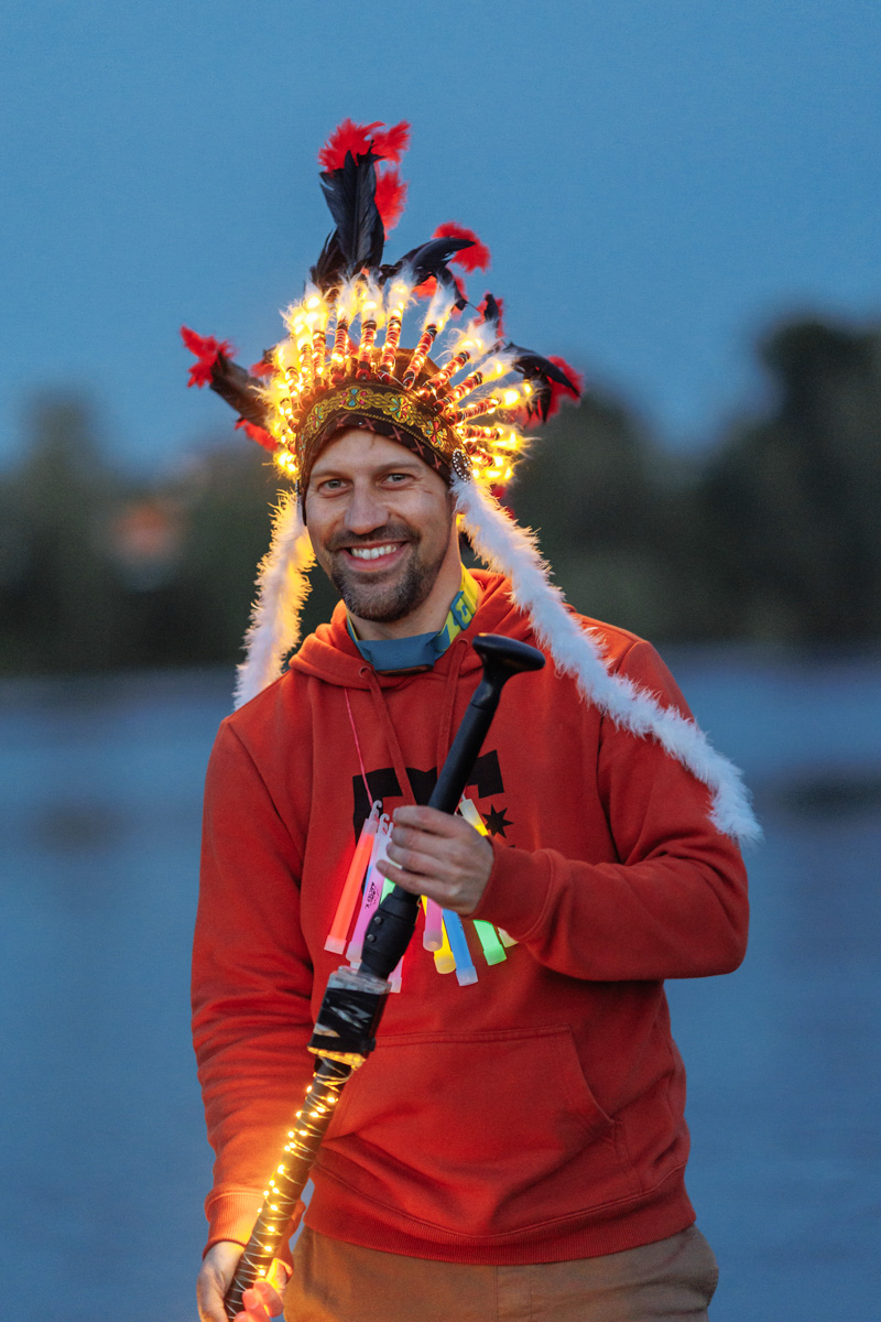 Только представьте себе: погожий летний день, пляж, вода, а на ней... парусники! А еще байдарки и сапы. Тем временем на берегу играют диджеи, вперемешку носятся дети и собаки, а взрослые чинно и не спеша устанавливают палатки или с интересом наблюдают за происходящим на водной глади. Именно таким — ярким, праздничным и одновременно по-домашнему уютным — предстал перед нами первый фестиваль водного спортивного отдыха «Параллель 56».