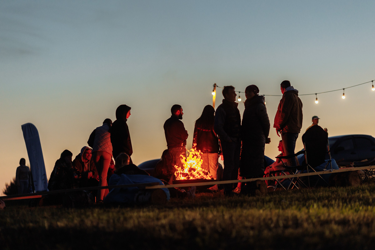 Только представьте себе: погожий летний день, пляж, вода, а на ней... парусники! А еще байдарки и сапы. Тем временем на берегу играют диджеи, вперемешку носятся дети и собаки, а взрослые чинно и не спеша устанавливают палатки или с интересом наблюдают за происходящим на водной глади. Именно таким — ярким, праздничным и одновременно по-домашнему уютным — предстал перед нами первый фестиваль водного спортивного отдыха «Параллель 56».