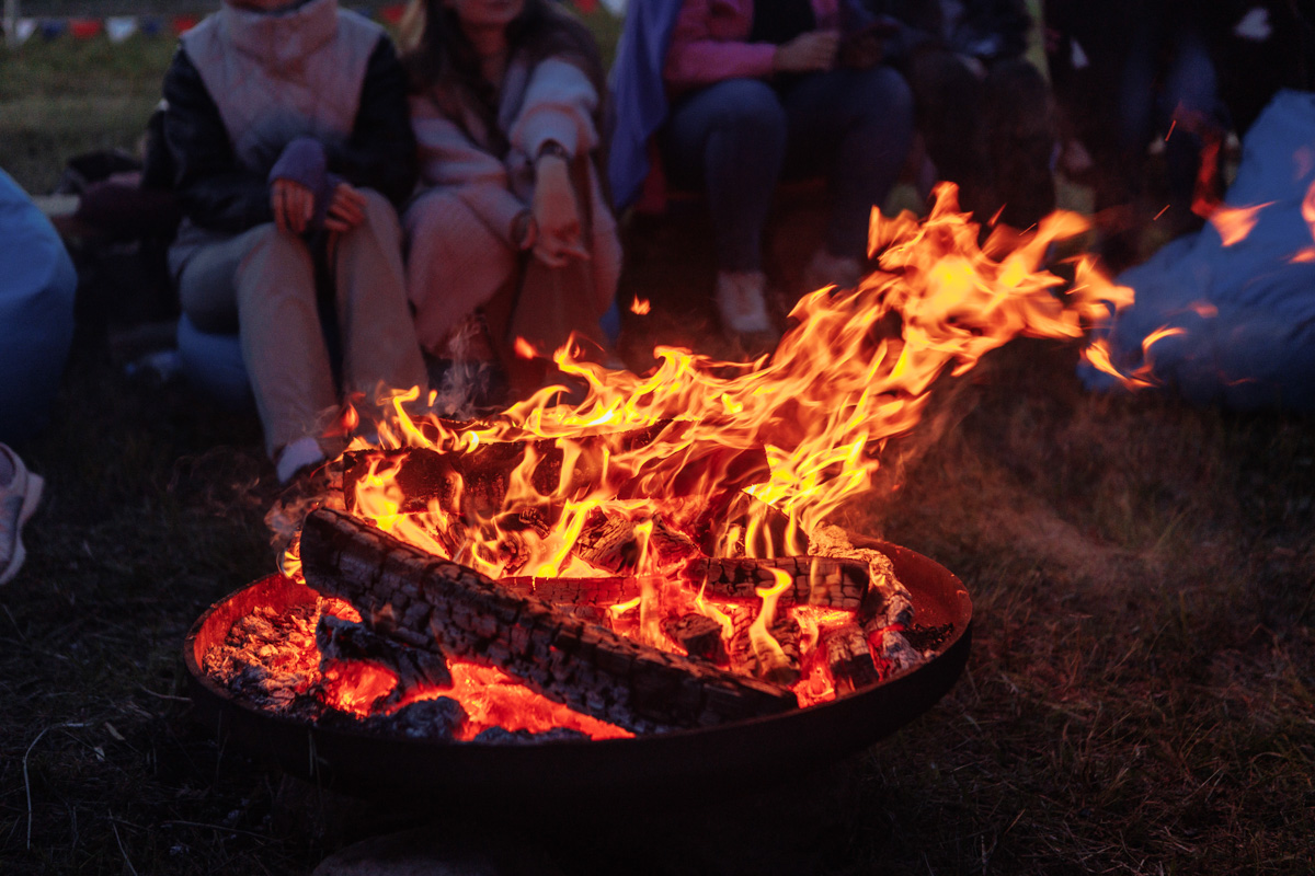 Только представьте себе: погожий летний день, пляж, вода, а на ней... парусники! А еще байдарки и сапы. Тем временем на берегу играют диджеи, вперемешку носятся дети и собаки, а взрослые чинно и не спеша устанавливают палатки или с интересом наблюдают за происходящим на водной глади. Именно таким — ярким, праздничным и одновременно по-домашнему уютным — предстал перед нами первый фестиваль водного спортивного отдыха «Параллель 56».