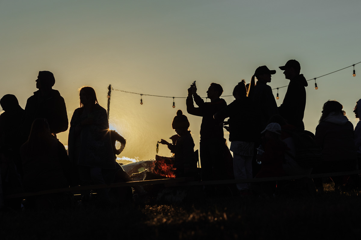 Только представьте себе: погожий летний день, пляж, вода, а на ней... парусники! А еще байдарки и сапы. Тем временем на берегу играют диджеи, вперемешку носятся дети и собаки, а взрослые чинно и не спеша устанавливают палатки или с интересом наблюдают за происходящим на водной глади. Именно таким — ярким, праздничным и одновременно по-домашнему уютным — предстал перед нами первый фестиваль водного спортивного отдыха «Параллель 56».