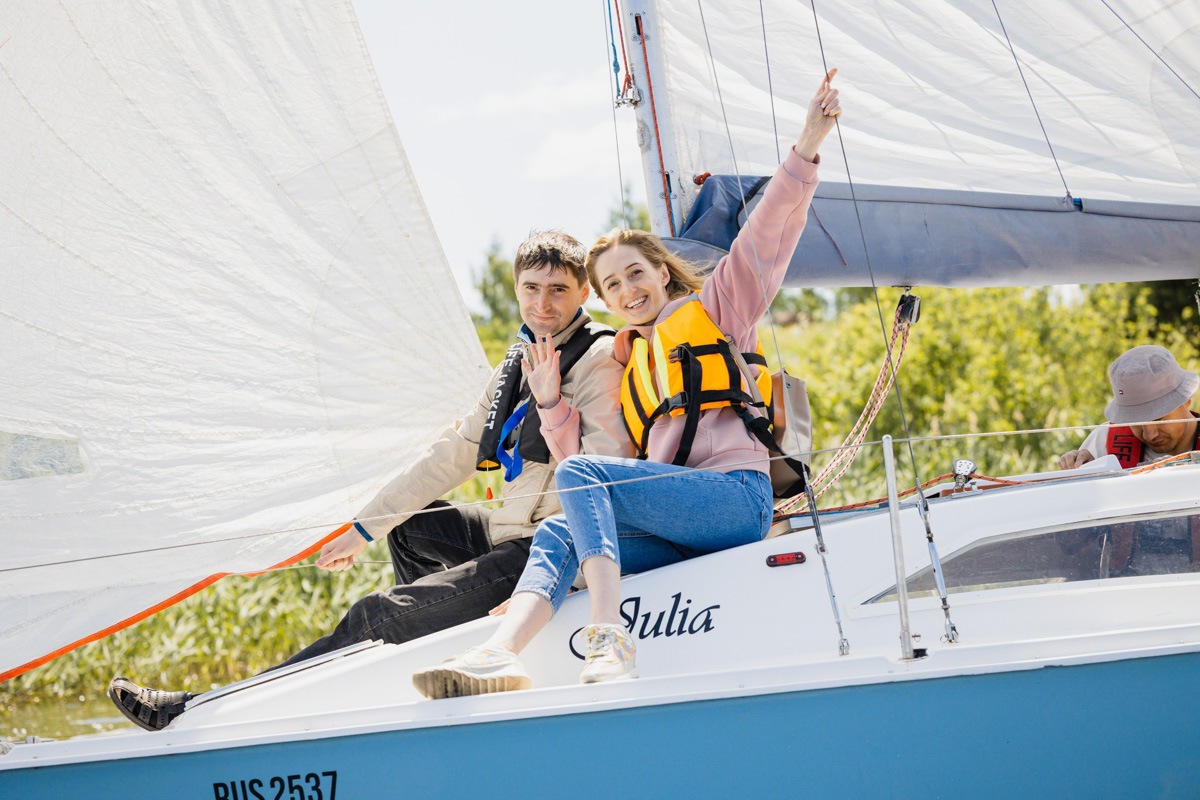 Только представьте себе: погожий летний день, пляж, вода, а на ней... парусники! А еще байдарки и сапы. Тем временем на берегу играют диджеи, вперемешку носятся дети и собаки, а взрослые чинно и не спеша устанавливают палатки или с интересом наблюдают за происходящим на водной глади. Именно таким — ярким, праздничным и одновременно по-домашнему уютным — предстал перед нами первый фестиваль водного спортивного отдыха «Параллель 56».