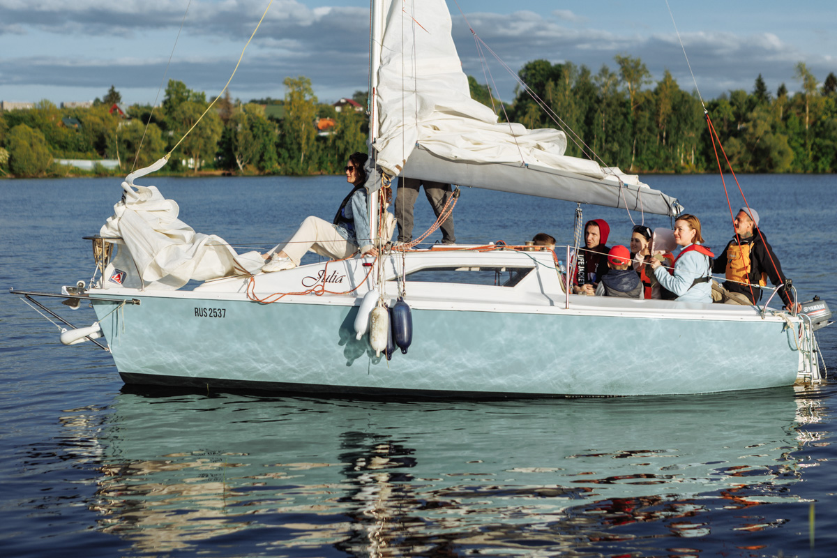 Только представьте себе: погожий летний день, пляж, вода, а на ней... парусники! А еще байдарки и сапы. Тем временем на берегу играют диджеи, вперемешку носятся дети и собаки, а взрослые чинно и не спеша устанавливают палатки или с интересом наблюдают за происходящим на водной глади. Именно таким — ярким, праздничным и одновременно по-домашнему уютным — предстал перед нами первый фестиваль водного спортивного отдыха «Параллель 56».