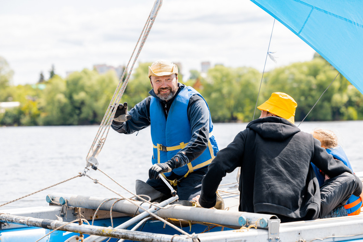 Только представьте себе: погожий летний день, пляж, вода, а на ней... парусники! А еще байдарки и сапы. Тем временем на берегу играют диджеи, вперемешку носятся дети и собаки, а взрослые чинно и не спеша устанавливают палатки или с интересом наблюдают за происходящим на водной глади. Именно таким — ярким, праздничным и одновременно по-домашнему уютным — предстал перед нами первый фестиваль водного спортивного отдыха «Параллель 56».