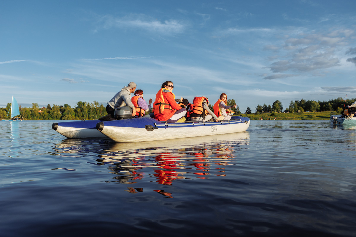 Только представьте себе: погожий летний день, пляж, вода, а на ней... парусники! А еще байдарки и сапы. Тем временем на берегу играют диджеи, вперемешку носятся дети и собаки, а взрослые чинно и не спеша устанавливают палатки или с интересом наблюдают за происходящим на водной глади. Именно таким — ярким, праздничным и одновременно по-домашнему уютным — предстал перед нами первый фестиваль водного спортивного отдыха «Параллель 56».