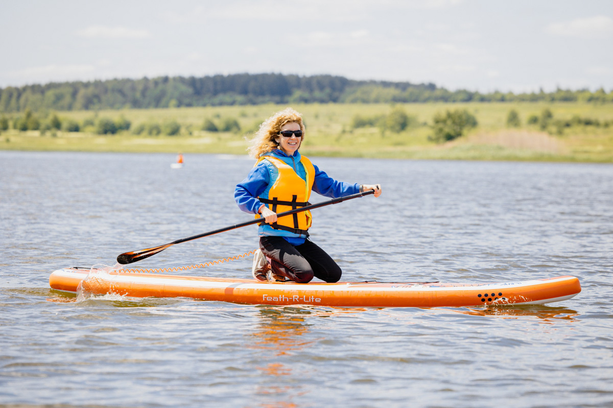 Только представьте себе: погожий летний день, пляж, вода, а на ней... парусники! А еще байдарки и сапы. Тем временем на берегу играют диджеи, вперемешку носятся дети и собаки, а взрослые чинно и не спеша устанавливают палатки или с интересом наблюдают за происходящим на водной глади. Именно таким — ярким, праздничным и одновременно по-домашнему уютным — предстал перед нами первый фестиваль водного спортивного отдыха «Параллель 56».