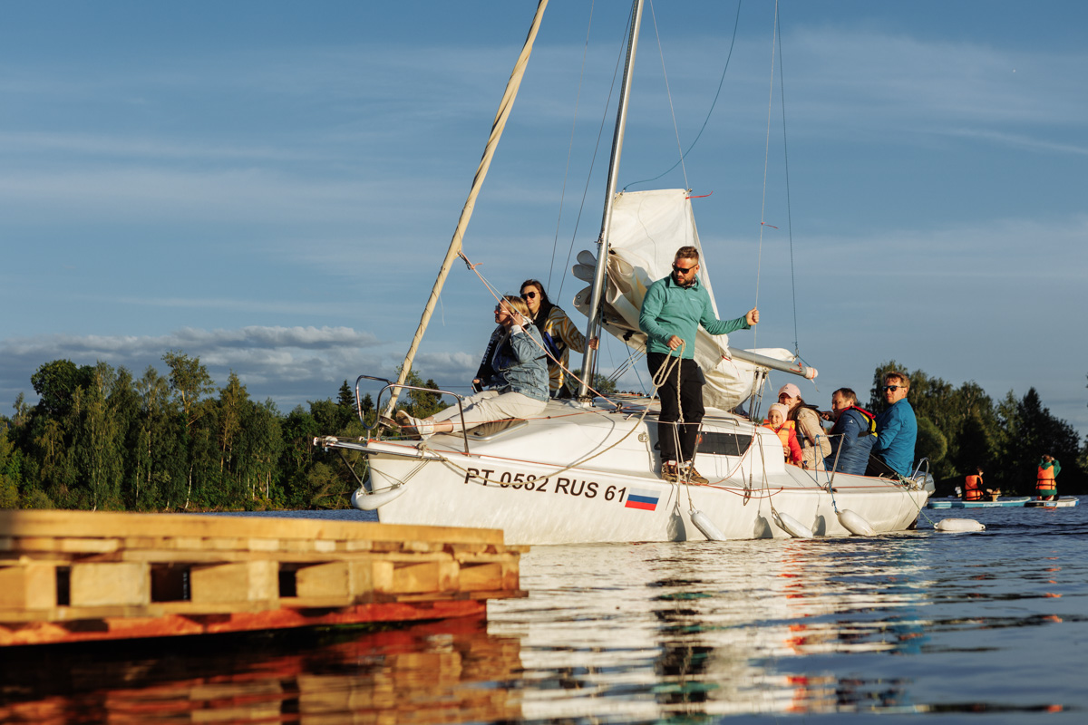 Только представьте себе: погожий летний день, пляж, вода, а на ней... парусники! А еще байдарки и сапы. Тем временем на берегу играют диджеи, вперемешку носятся дети и собаки, а взрослые чинно и не спеша устанавливают палатки или с интересом наблюдают за происходящим на водной глади. Именно таким — ярким, праздничным и одновременно по-домашнему уютным — предстал перед нами первый фестиваль водного спортивного отдыха «Параллель 56».