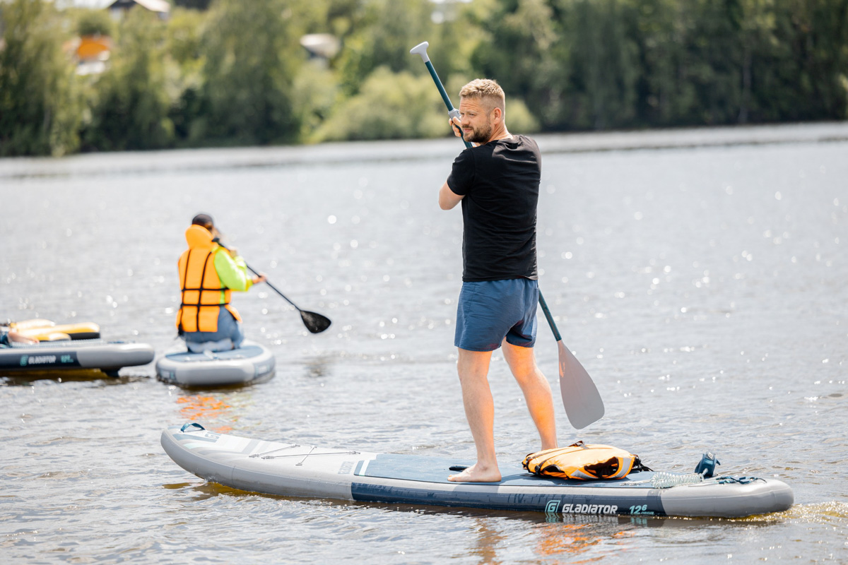 Только представьте себе: погожий летний день, пляж, вода, а на ней... парусники! А еще байдарки и сапы. Тем временем на берегу играют диджеи, вперемешку носятся дети и собаки, а взрослые чинно и не спеша устанавливают палатки или с интересом наблюдают за происходящим на водной глади. Именно таким — ярким, праздничным и одновременно по-домашнему уютным — предстал перед нами первый фестиваль водного спортивного отдыха «Параллель 56».