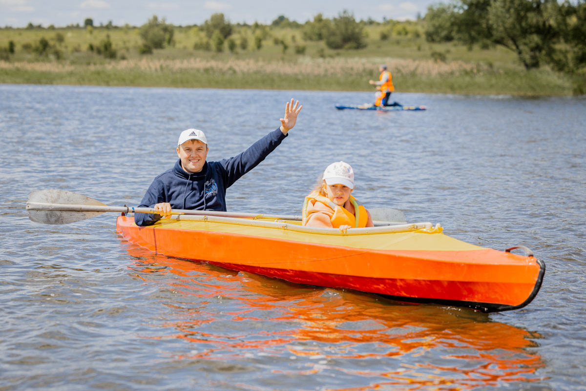 Только представьте себе: погожий летний день, пляж, вода, а на ней... парусники! А еще байдарки и сапы. Тем временем на берегу играют диджеи, вперемешку носятся дети и собаки, а взрослые чинно и не спеша устанавливают палатки или с интересом наблюдают за происходящим на водной глади. Именно таким — ярким, праздничным и одновременно по-домашнему уютным — предстал перед нами первый фестиваль водного спортивного отдыха «Параллель 56».