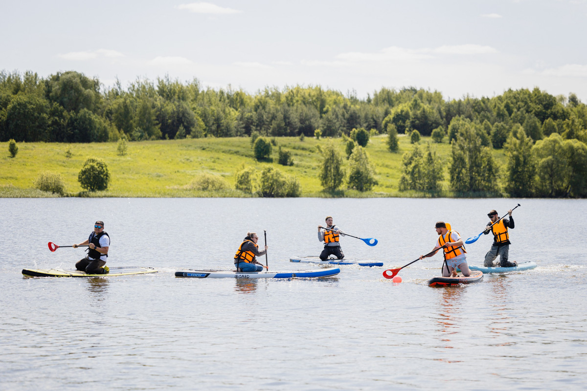 Только представьте себе: погожий летний день, пляж, вода, а на ней... парусники! А еще байдарки и сапы. Тем временем на берегу играют диджеи, вперемешку носятся дети и собаки, а взрослые чинно и не спеша устанавливают палатки или с интересом наблюдают за происходящим на водной глади. Именно таким — ярким, праздничным и одновременно по-домашнему уютным — предстал перед нами первый фестиваль водного спортивного отдыха «Параллель 56».