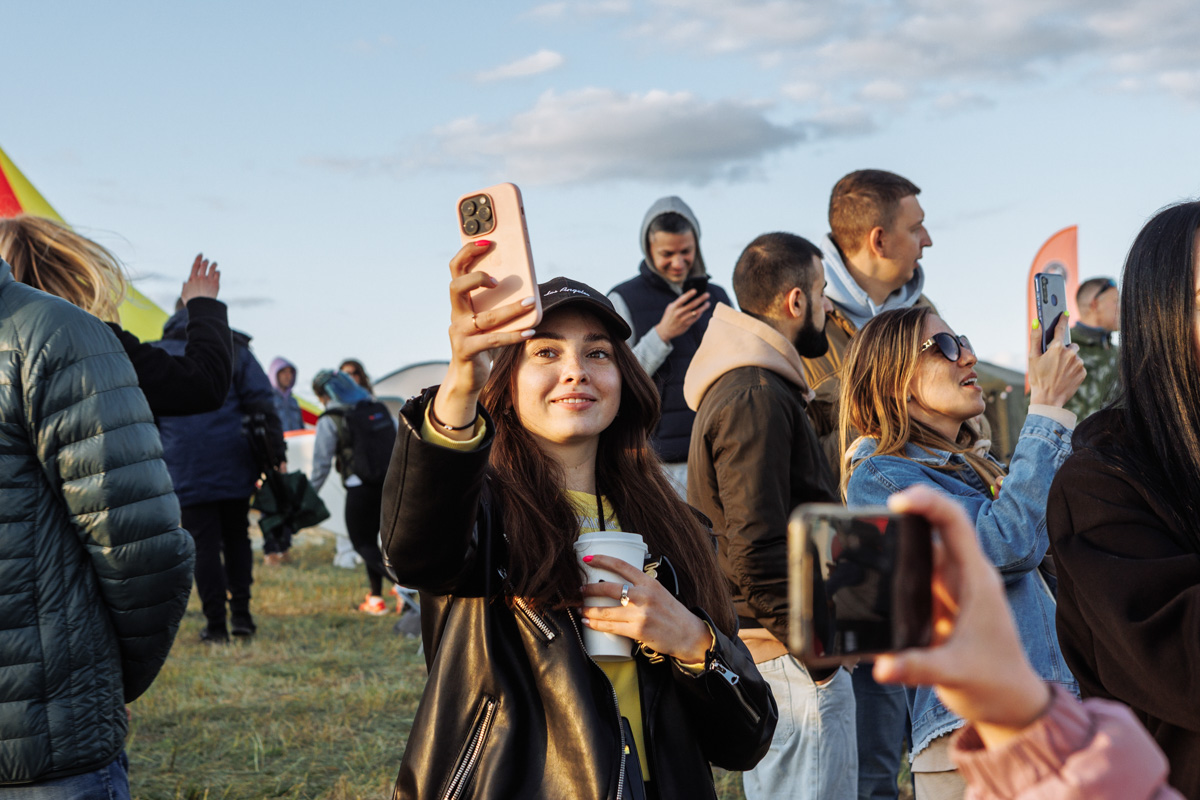 Только представьте себе: погожий летний день, пляж, вода, а на ней... парусники! А еще байдарки и сапы. Тем временем на берегу играют диджеи, вперемешку носятся дети и собаки, а взрослые чинно и не спеша устанавливают палатки или с интересом наблюдают за происходящим на водной глади. Именно таким — ярким, праздничным и одновременно по-домашнему уютным — предстал перед нами первый фестиваль водного спортивного отдыха «Параллель 56».