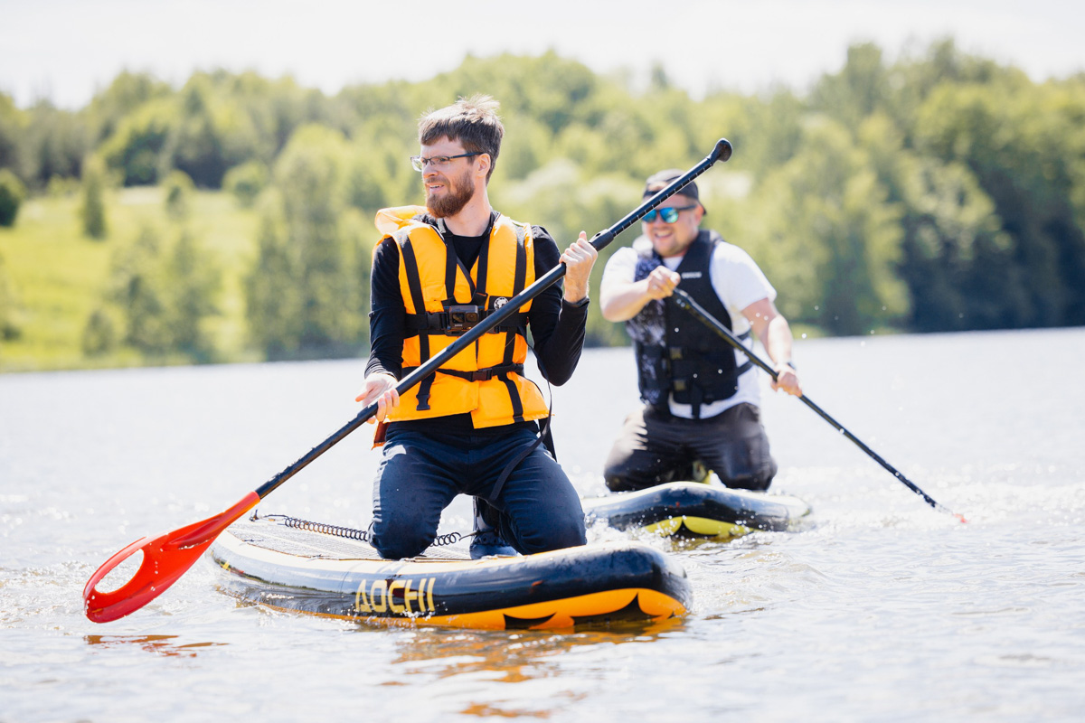 Только представьте себе: погожий летний день, пляж, вода, а на ней... парусники! А еще байдарки и сапы. Тем временем на берегу играют диджеи, вперемешку носятся дети и собаки, а взрослые чинно и не спеша устанавливают палатки или с интересом наблюдают за происходящим на водной глади. Именно таким — ярким, праздничным и одновременно по-домашнему уютным — предстал перед нами первый фестиваль водного спортивного отдыха «Параллель 56».