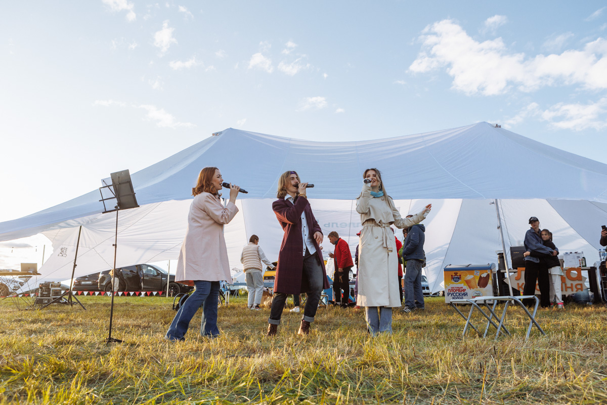 Только представьте себе: погожий летний день, пляж, вода, а на ней... парусники! А еще байдарки и сапы. Тем временем на берегу играют диджеи, вперемешку носятся дети и собаки, а взрослые чинно и не спеша устанавливают палатки или с интересом наблюдают за происходящим на водной глади. Именно таким — ярким, праздничным и одновременно по-домашнему уютным — предстал перед нами первый фестиваль водного спортивного отдыха «Параллель 56».