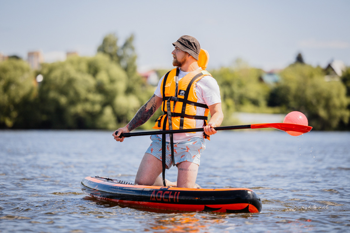 Только представьте себе: погожий летний день, пляж, вода, а на ней... парусники! А еще байдарки и сапы. Тем временем на берегу играют диджеи, вперемешку носятся дети и собаки, а взрослые чинно и не спеша устанавливают палатки или с интересом наблюдают за происходящим на водной глади. Именно таким — ярким, праздничным и одновременно по-домашнему уютным — предстал перед нами первый фестиваль водного спортивного отдыха «Параллель 56».