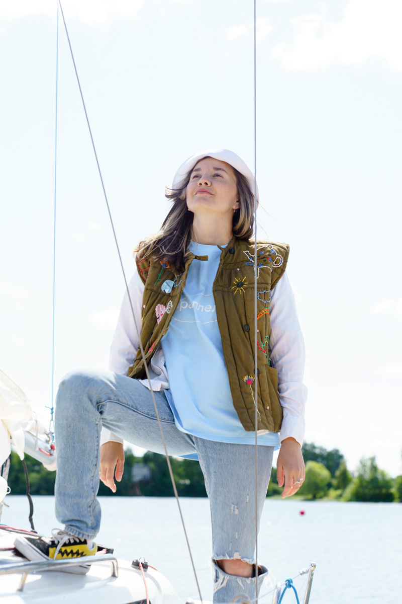 Только представьте себе: погожий летний день, пляж, вода, а на ней... парусники! А еще байдарки и сапы. Тем временем на берегу играют диджеи, вперемешку носятся дети и собаки, а взрослые чинно и не спеша устанавливают палатки или с интересом наблюдают за происходящим на водной глади. Именно таким — ярким, праздничным и одновременно по-домашнему уютным — предстал перед нами первый фестиваль водного спортивного отдыха «Параллель 56».