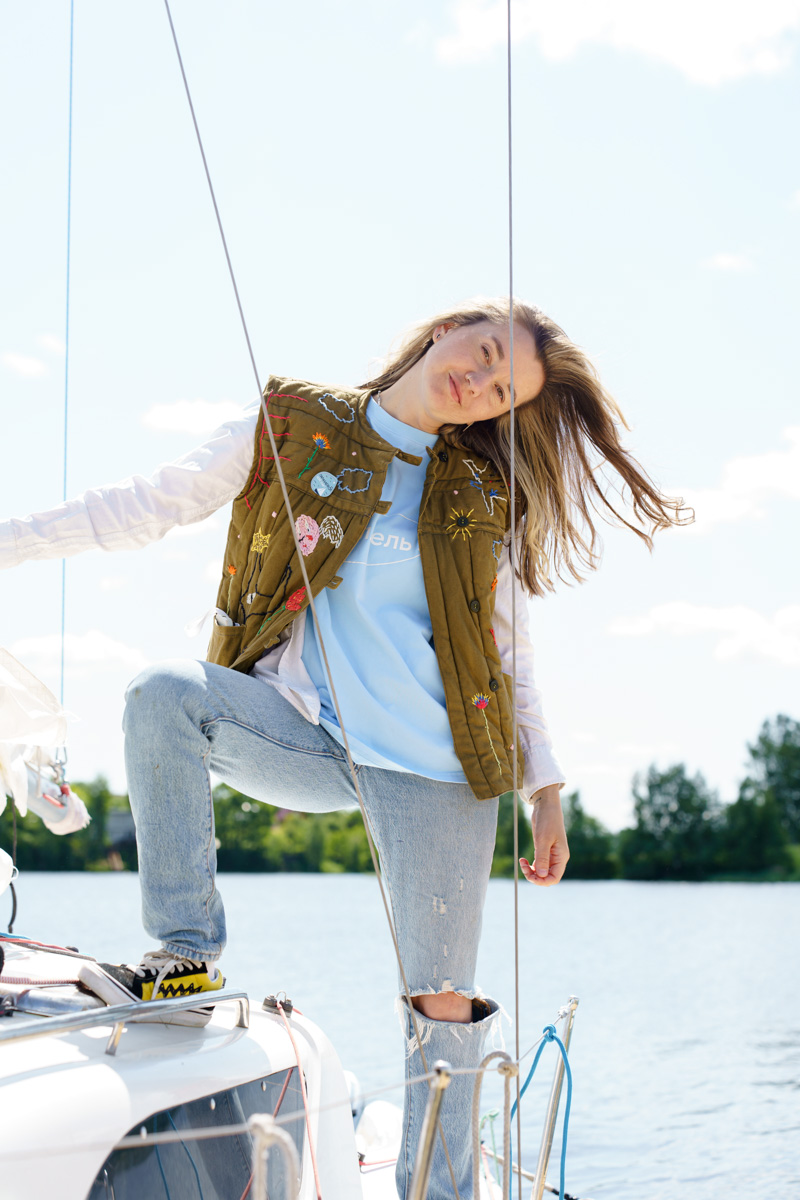 Только представьте себе: погожий летний день, пляж, вода, а на ней... парусники! А еще байдарки и сапы. Тем временем на берегу играют диджеи, вперемешку носятся дети и собаки, а взрослые чинно и не спеша устанавливают палатки или с интересом наблюдают за происходящим на водной глади. Именно таким — ярким, праздничным и одновременно по-домашнему уютным — предстал перед нами первый фестиваль водного спортивного отдыха «Параллель 56».