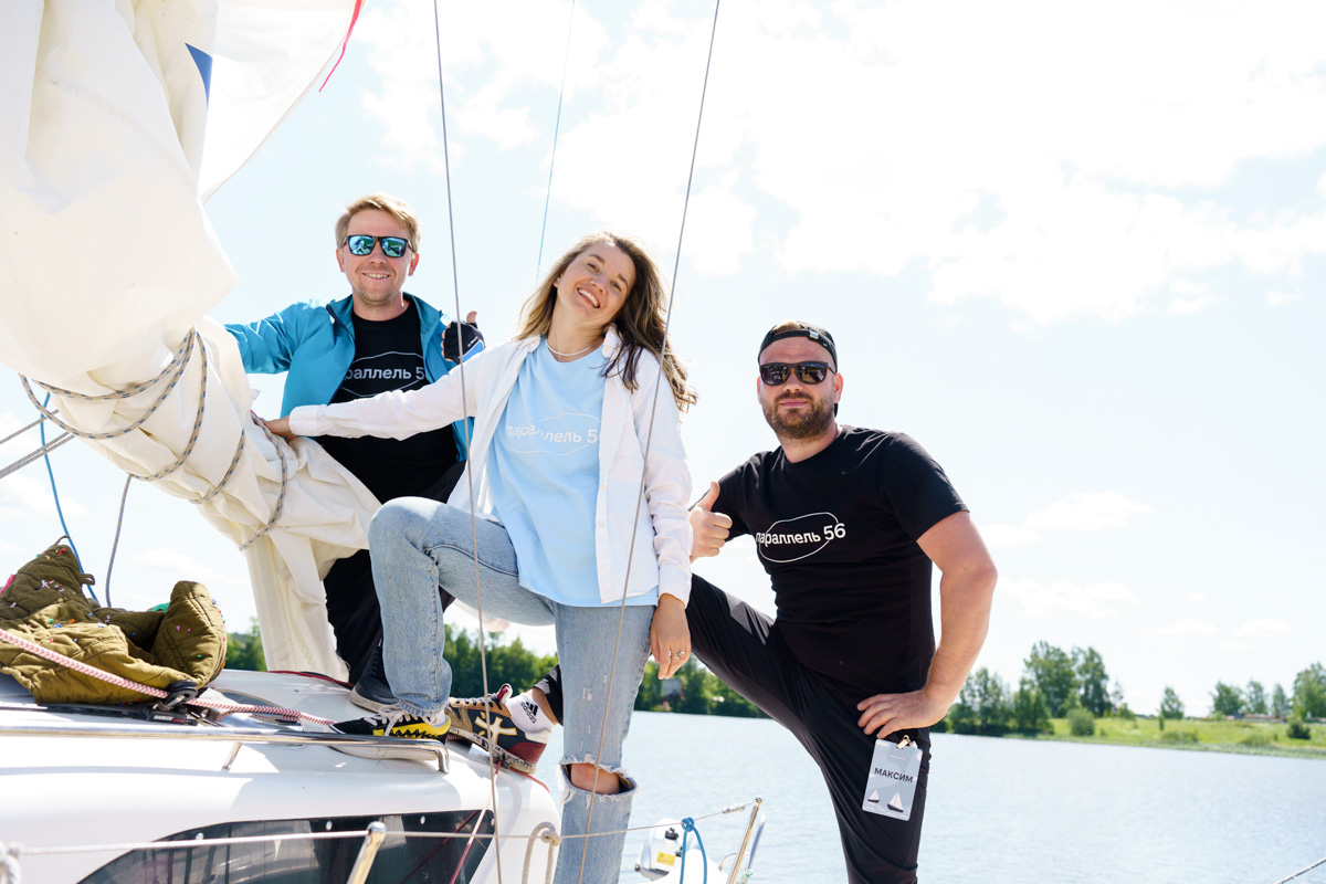 Только представьте себе: погожий летний день, пляж, вода, а на ней... парусники! А еще байдарки и сапы. Тем временем на берегу играют диджеи, вперемешку носятся дети и собаки, а взрослые чинно и не спеша устанавливают палатки или с интересом наблюдают за происходящим на водной глади. Именно таким — ярким, праздничным и одновременно по-домашнему уютным — предстал перед нами первый фестиваль водного спортивного отдыха «Параллель 56».