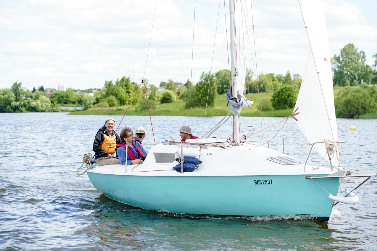 Только представьте себе: погожий летний день, пляж, вода, а на ней... парусники! А еще байдарки и сапы. Тем временем на берегу играют диджеи, вперемешку носятся дети и собаки, а взрослые чинно и не спеша устанавливают палатки или с интересом наблюдают за происходящим на водной глади. Именно таким — ярким, праздничным и одновременно по-домашнему уютным — предстал перед нами первый фестиваль водного спортивного отдыха «Параллель 56».