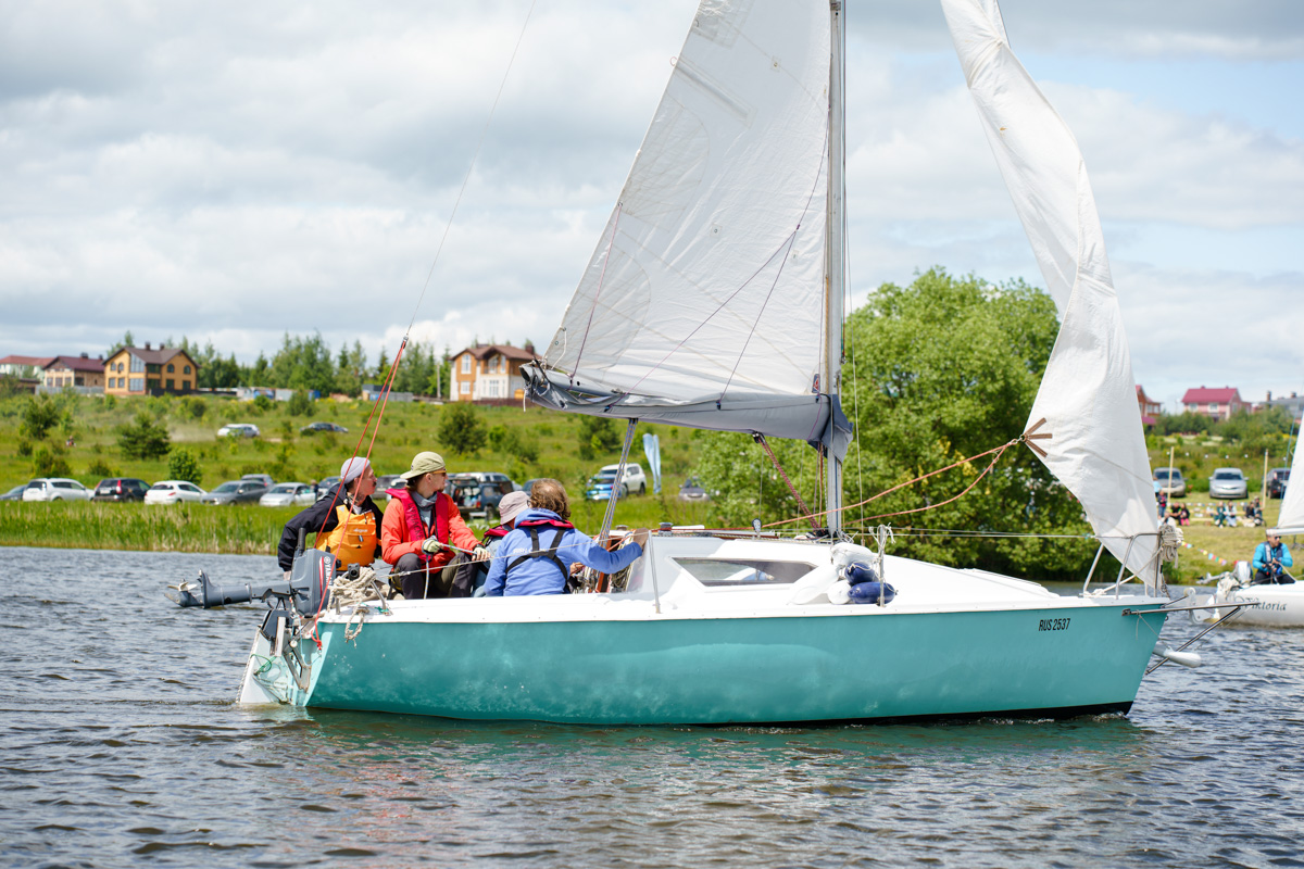 Только представьте себе: погожий летний день, пляж, вода, а на ней... парусники! А еще байдарки и сапы. Тем временем на берегу играют диджеи, вперемешку носятся дети и собаки, а взрослые чинно и не спеша устанавливают палатки или с интересом наблюдают за происходящим на водной глади. Именно таким — ярким, праздничным и одновременно по-домашнему уютным — предстал перед нами первый фестиваль водного спортивного отдыха «Параллель 56».