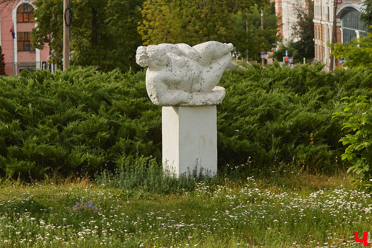 Белый камень может стать одним из символов нашего города. Чтобы закрепить этот статус, владимирские урбанисты предлагают организовать в областном центре «Стоунфест». По их мнению, композиции, скульптуры, панно и малые архитектурные формы, созданные во время праздника, стали бы частью интересного туристического маршрута.