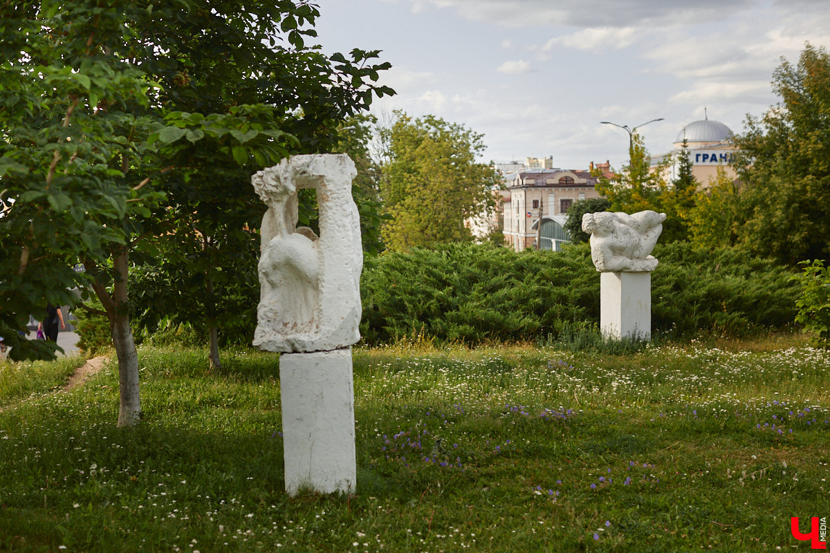 Белый камень может стать одним из символов нашего города. Чтобы закрепить этот статус, владимирские урбанисты предлагают организовать в областном центре «Стоунфест». По их мнению, композиции, скульптуры, панно и малые архитектурные формы, созданные во время праздника, стали бы частью интересного туристического маршрута.